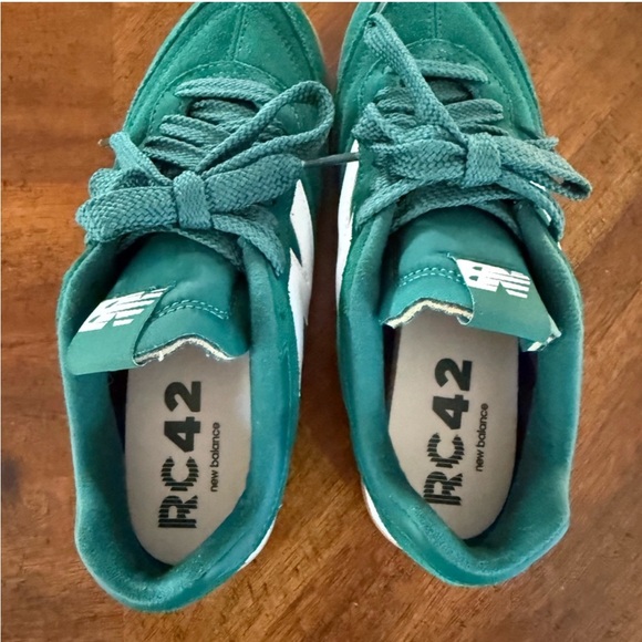 New Balance RC42 gum sole sneakers in green and white - Picture 9 of 11